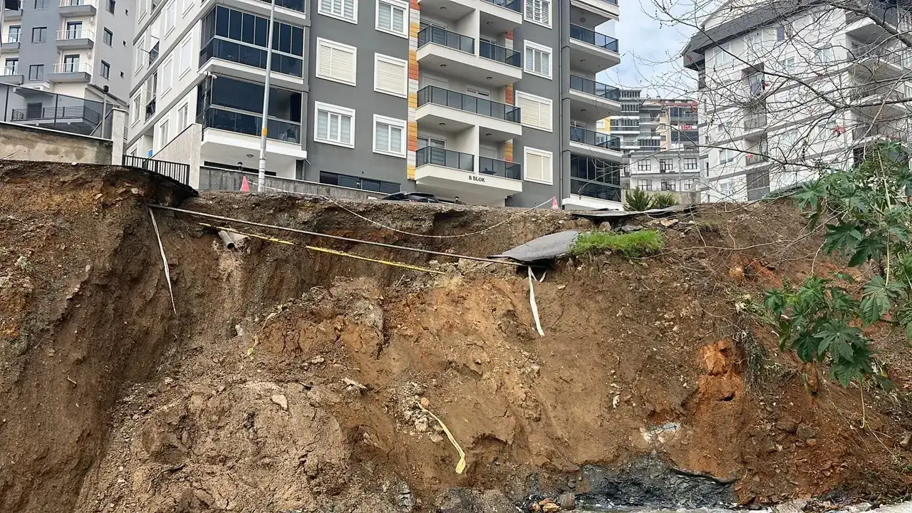 Alanya’da Dere Kenarındaki Yol Çöktü: 46 Daireli Lüks Sitede Korku 7